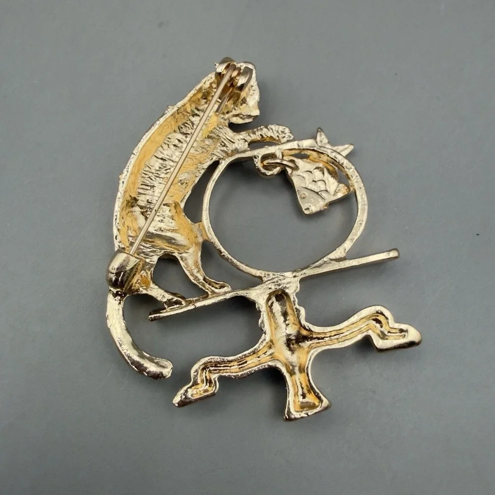 Gold Tone Cat Fish Bowl Brooch Pin Unsigned Figural Fashion Jewelry Kitty